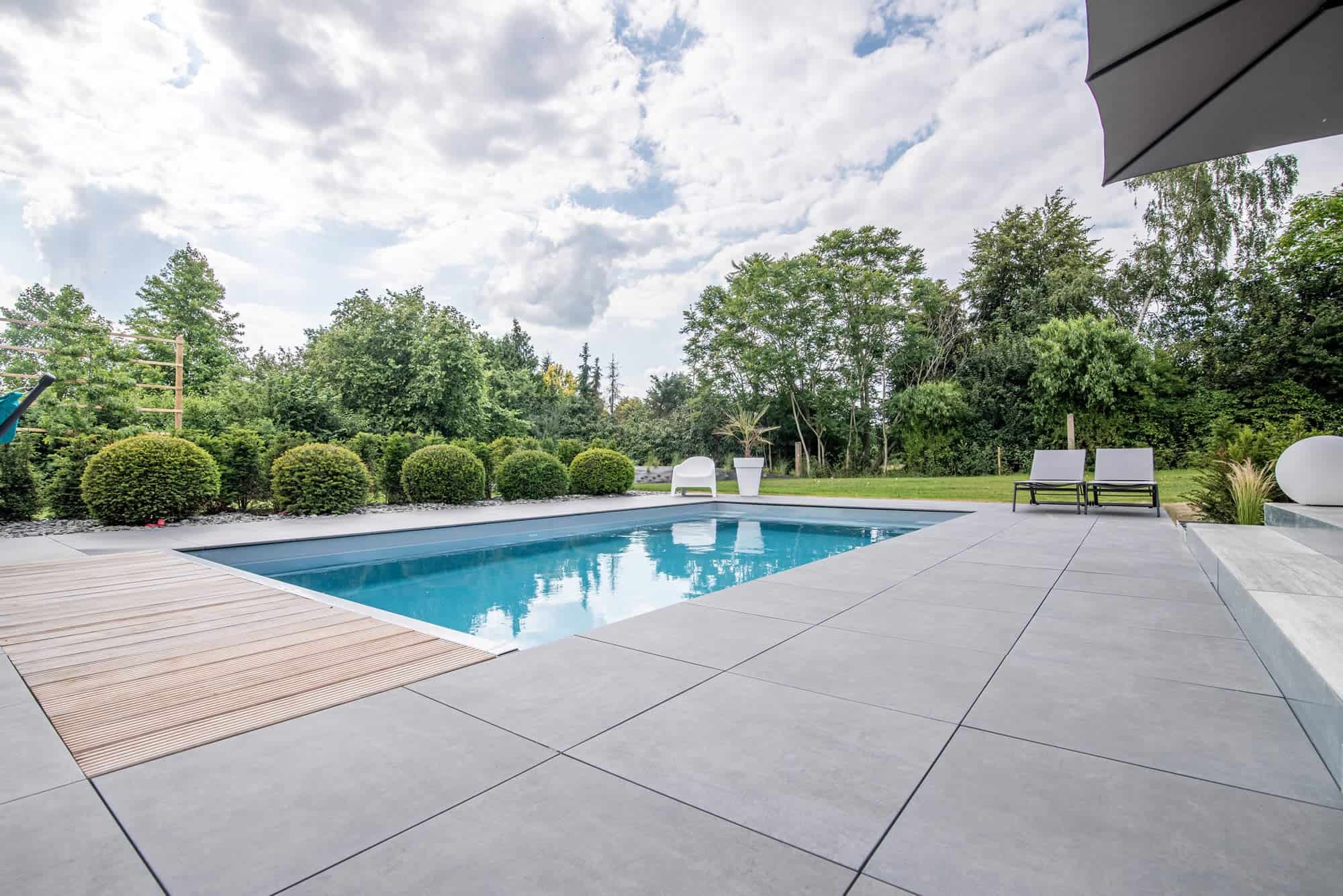 Pool Surround Terrace with Buzon PB Series Pedestals